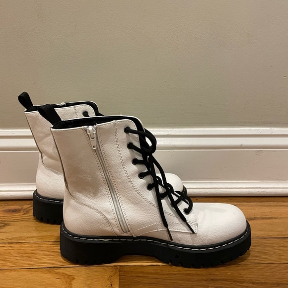 White boots - Picture 3 of 4